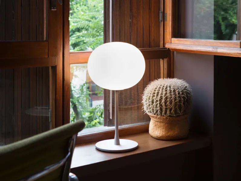 Lampada da tavolo a luce diffusa con diffusore composto da un vetro opalino incamiciato Glo Ball Table di Flos