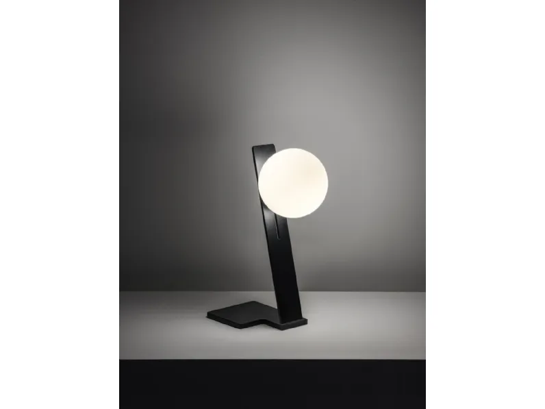 Lampada in metallo nero con diffusore in vetro soffiato Suspense di Midj