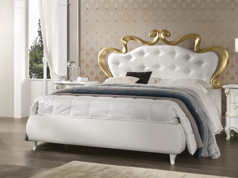 Letto classico in ecopelle con testiera trapuntata con bordo in legno decorato in oro laccato Athena di Adriatica