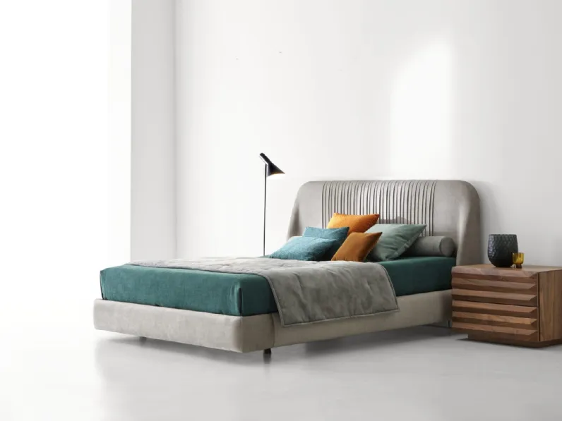 Letto Alba Fluttuante in velluto con testiera di Modesign