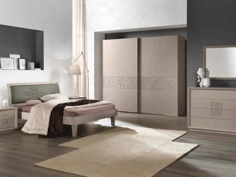 Letto Artemide con testiera in ecopelle con dettaglio floreale che riveste la struttura in Frassino Grigio di Euro Design