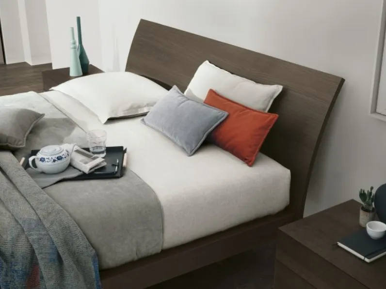 Letto con testiera Clio in legno rovere moka di Tomasella