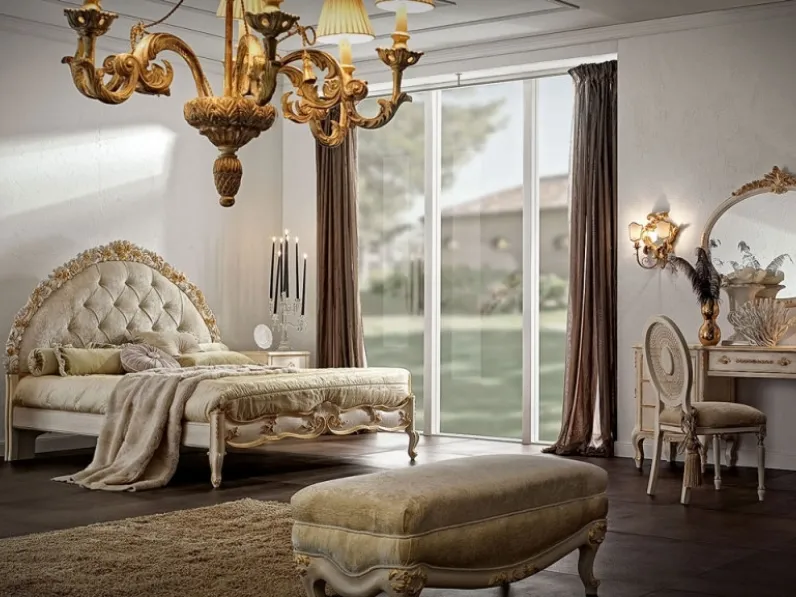 Letto decorato a mano con testiera in tessuto capitonné Elegance di Florence Art