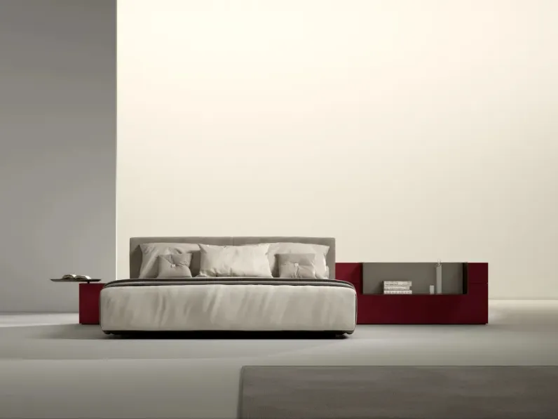 Letto matrimoniale Symphony in pelle con struttura in legno laccato di Laura Meroni