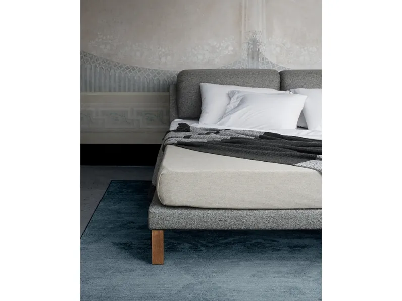 Letto in tessuto con testiera Soft to The Touch di Midsummer Milano