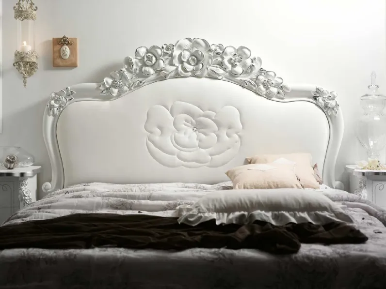 Letto con testiera in pelle con decoro e intaglio floreale Viola di Mobil Più