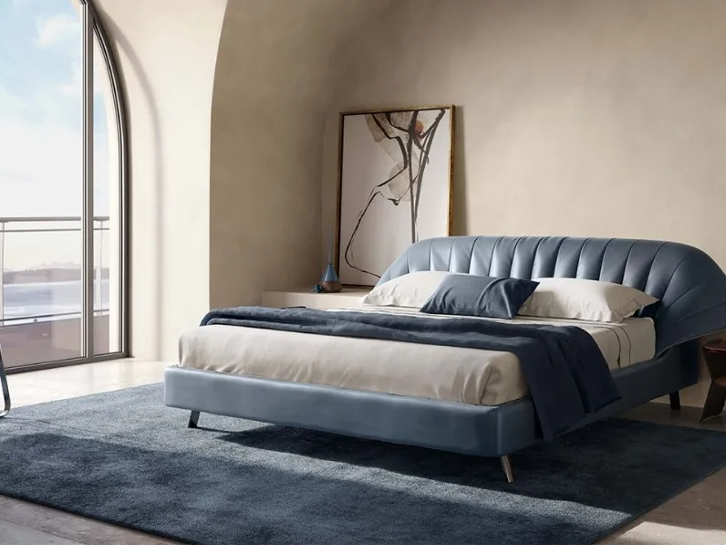 Letto di design in pelle con testiera Cala di Natuzzi