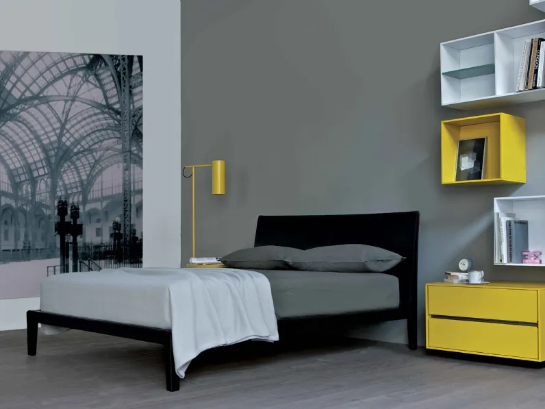 Letto con testiera completamente rivestito in cuoio Slim di Estel