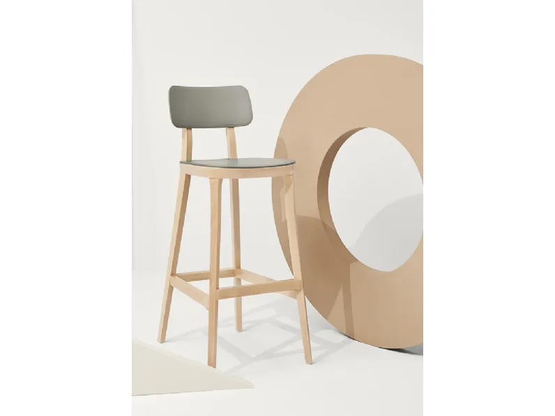 Sgabello Porta Venezia Kitchen Stool in polipropilene con struttura in Faggio massello Naturale di Infiniti