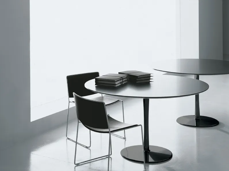 Tavolo rotondo con base in alluminio verniciato nero e top in laccato nero Join di Porro