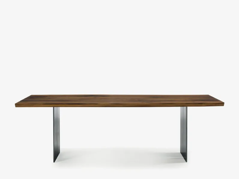 Tavolo Natura Plank in legno massello composto da due tavole uniche con bordi naturali e fuga centrale con gambe in ferro di Riva1920
