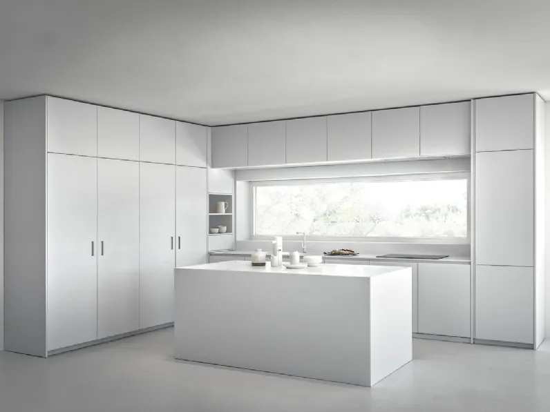 Cucina Design Elegantly White in laccato opaco bianco con top in Corian di Mittel