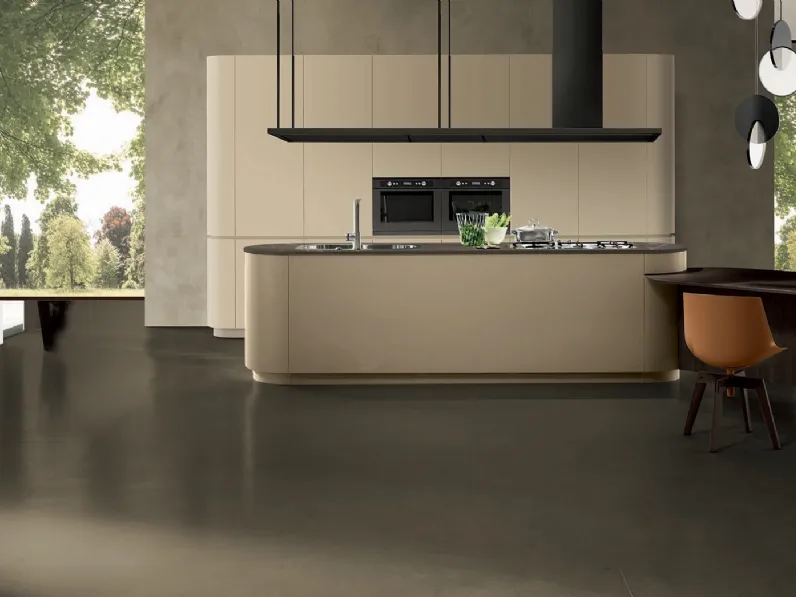 Cucina Design con isola in laccato opaco Argille e Beige con top in laminam Pietra Piasentina e piano penisola snack in Rovere Wengé Linea Round di Composit