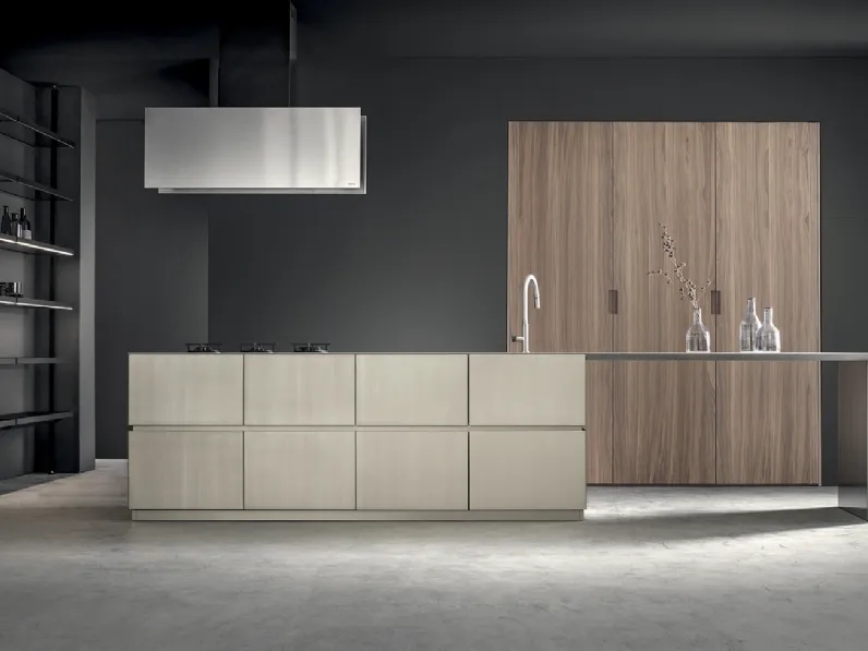 Cucina Design con isola Aesthetic Silence in laccato champagne satinato e noce sbiancato di Mittel