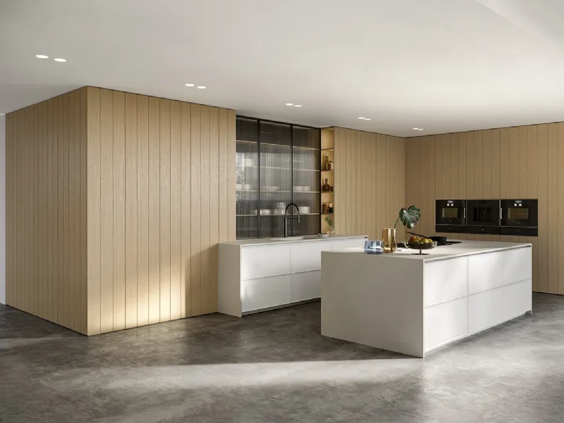 Cucina Design con isola Teatro Collection in laccato, rovere e gres di Mittel