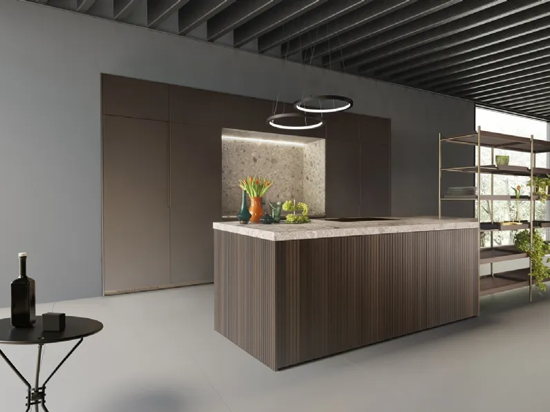 Cucina Design in laccato con isola in eucalipto e gres Without Borders di Mittel