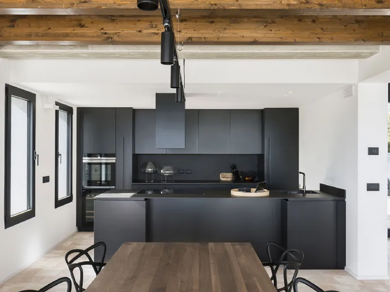 Cucina Design con penisola T30 in laccato nero di TM Italia