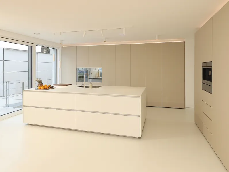 Cucina Design in fenix beige con isola in ceramica XO 03 di Mittel