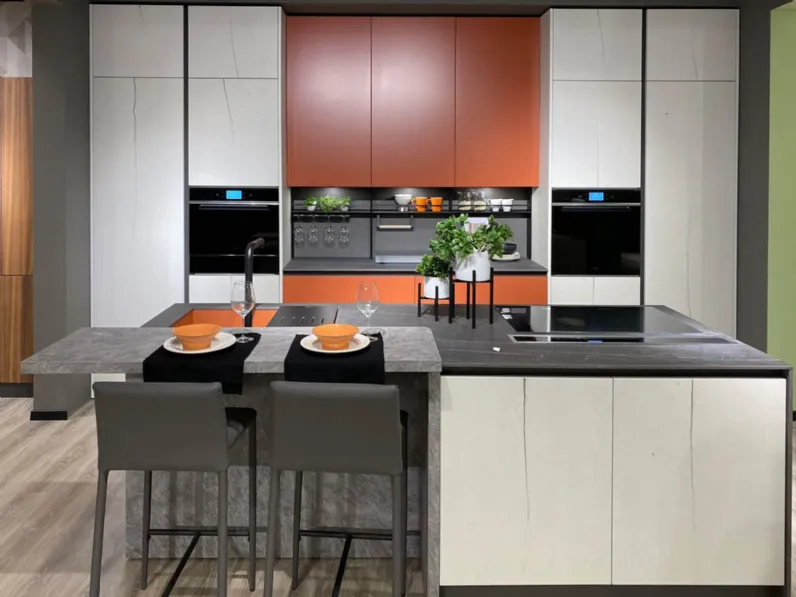 Cucina Moderna con isola Tiffany e Nala terracotta opaco e rovere pietra di Mobilturi