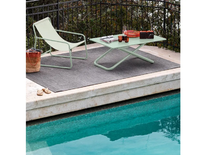 Poltroncina Lounge Easy in tela colorata con struttura in metallo di Connubia Outdoor