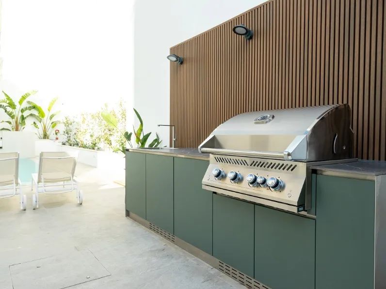 Cucina da esterno Via Nolfi in acciaio inox laccato verde di OF Outdoor kitchens